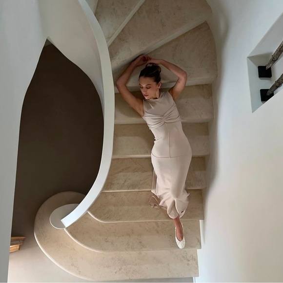 NA-KD Ella Rose Elegant Beige Sleeveless Maxi Dress - Picture 2 of 7